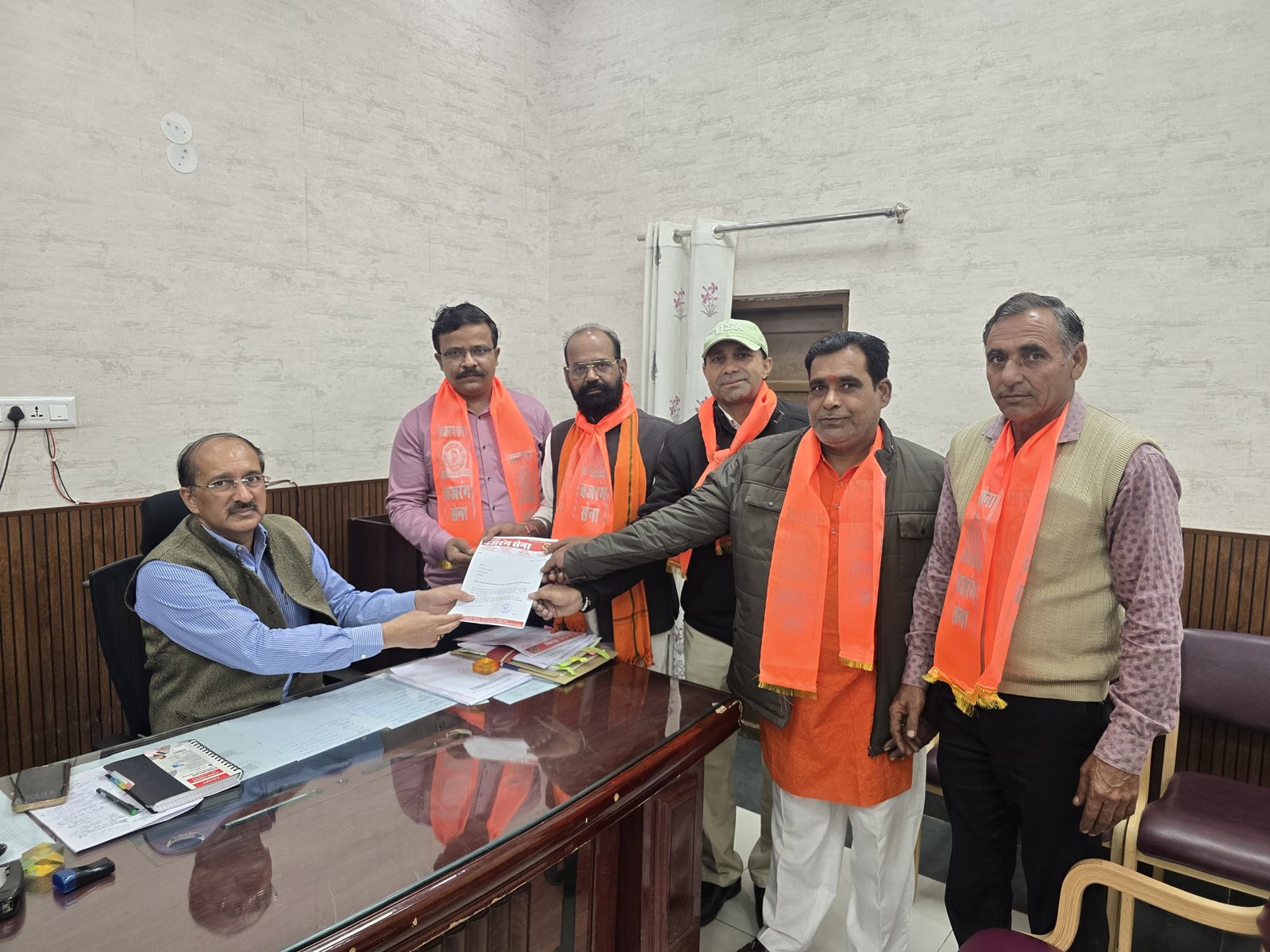 गौ माता को राष्ट्र माता का दर्जा देने की मांग तेज, बजरंग सेना ने सौंपा 10 सूत्रीय ज्ञापन, 6 मार्च से आमरण अनशन की चेतावनी