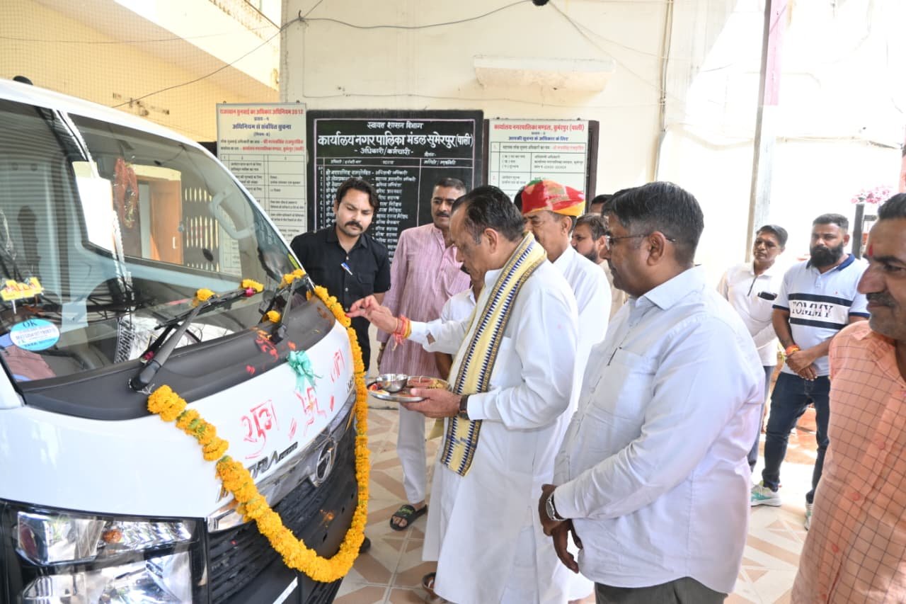 मंत्री जोराराम कुमावत ने हरी झंडी दिखाकर किया रवाना, सफाई व्यवस्था में आएगा सुधार