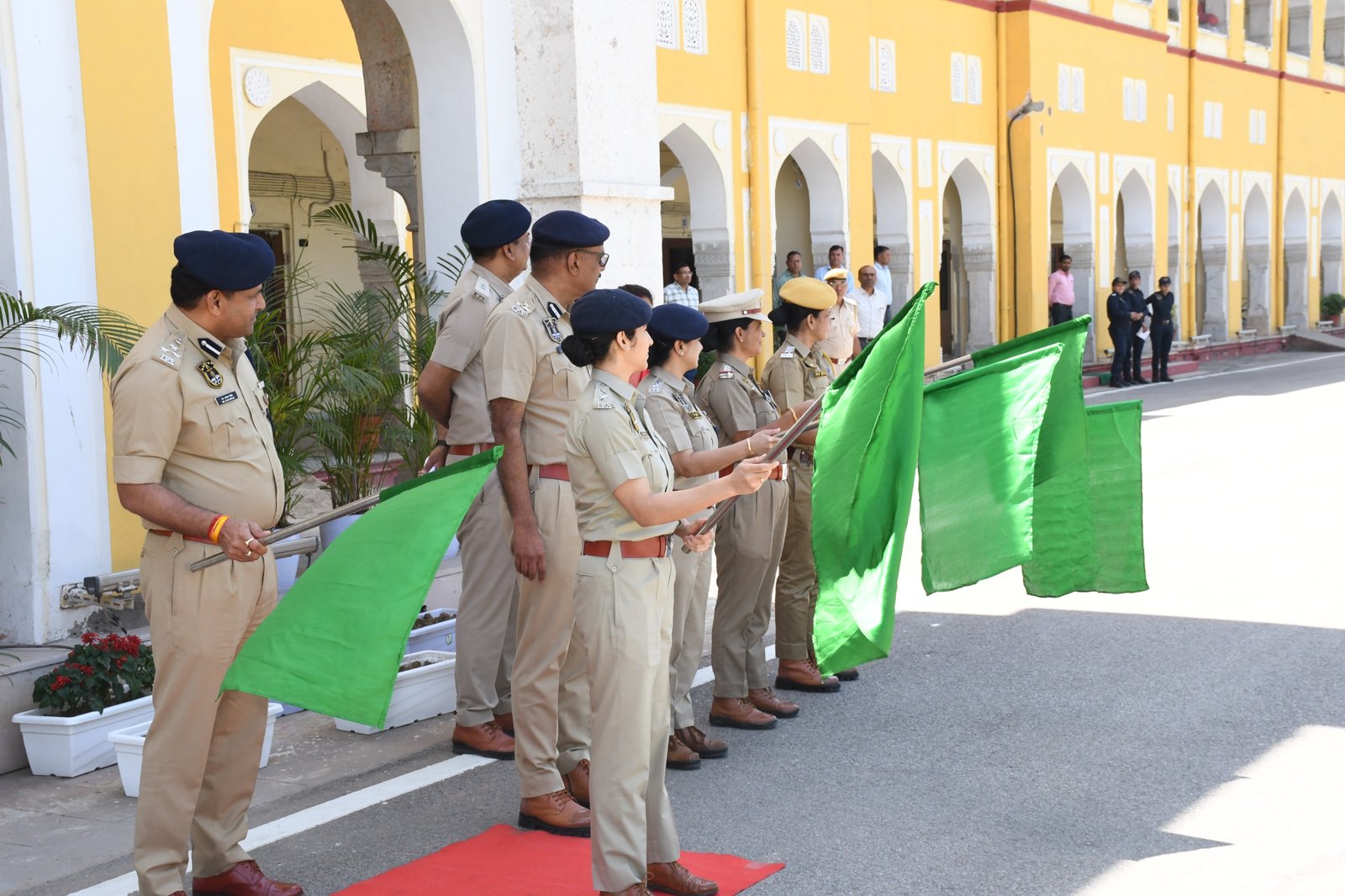 Jaipur: महिला सुरक्षा को लेकर बड़ा कदम, पुलिस कमिश्नरेट से पांच महिला पीसीआर वैन रवाना